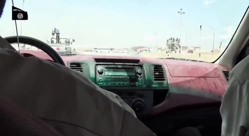 IS militants pull up on Iraqi soldiers