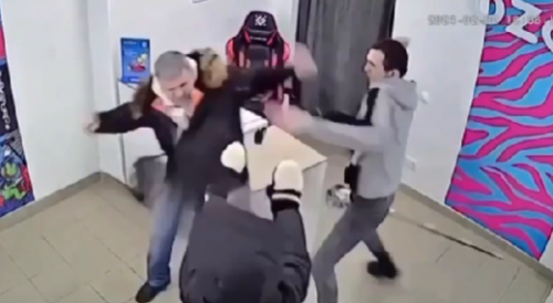 Pick Up Point Employee VS Engry Client